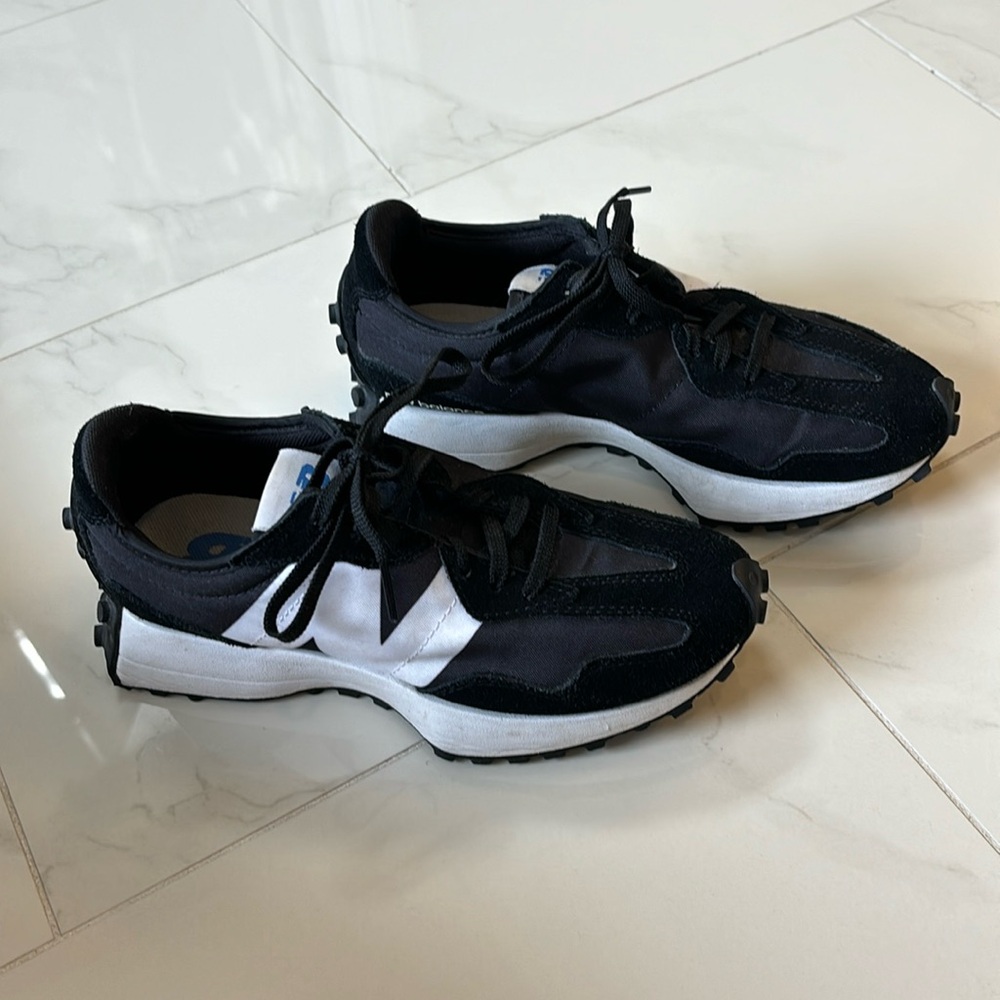 New Balance 327 women’s sneakers